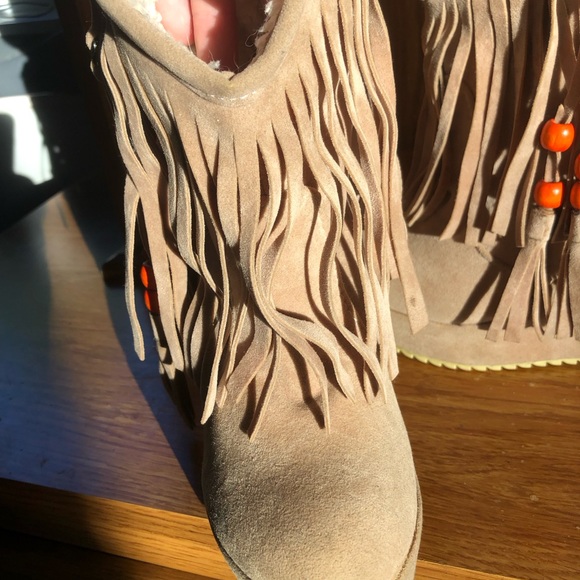 UNBRAND | Cute beige with cream faux Sherpa inside |9,5" high 4,5" heel | 5 - Picture 8 of 12